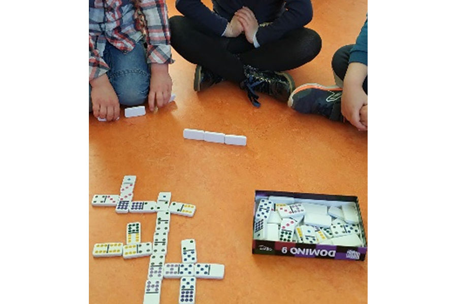 Apprendre à compter en jouant aux dominos